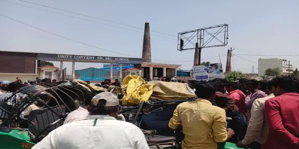 شاہجہاں پور میں ڈمپر اور آٹو میں ٹکر، تین افراد جاں بحق، چار زخمی