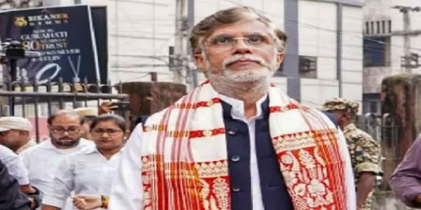 کانگریس کے ترجمان پون کھیڑا آسام پولیس کی کرائم برانچ کے دفتر پہنچے