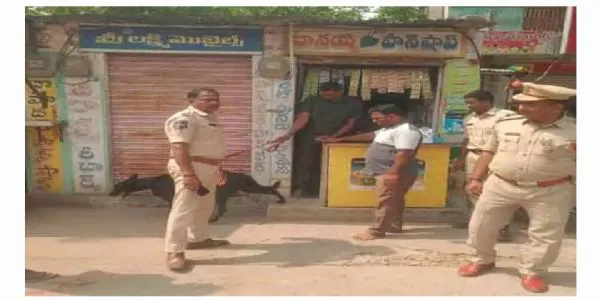 మంథనిలో యాంటీ నార్కోటిక్స్ స్నిఫర్ డాగ్ తో అకస్మిక తనిఖీలు