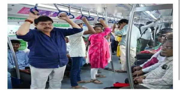 మెట్రోలో ప్రయాణించిన బీజేపీ రాష్ట్ర అధ్యక్షుడు రామచందర్ రావు