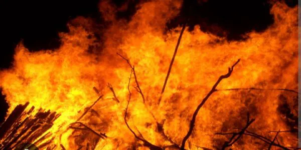 کپڑے کی فیکٹری میں آگ لگنے سے لاکھوں کا سامان جل کر راکھ