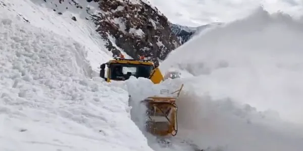 Heavy Snowfall Shuts Bandipora-Gurez Road For Vehicles