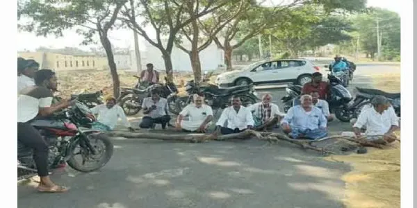 ధర్మారంలో రోడ్డెక్కిన రైతులు.. ధాన్యం కొనాలంటూ రాస్తారోకో..!