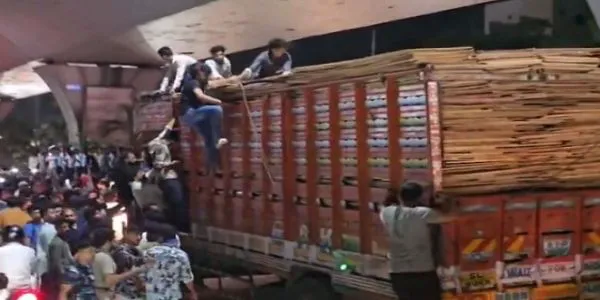 حیدرآباد میں "گاؤ رکھشکوں" کی ہنگامہ آرائی،کنٹینر سے پلائی ووڈ نکلنے پربھی پتھراؤ