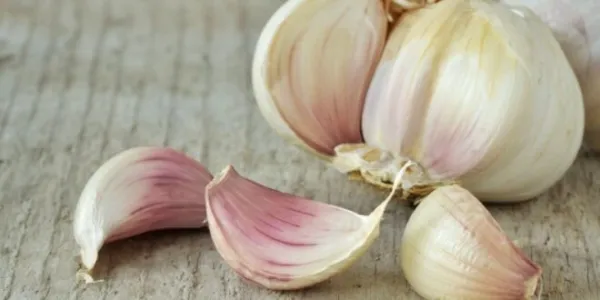 सुबह खाली पेट लहसुन: सिर्फ 2 कलियाँ और देखें सेहत का जादू!