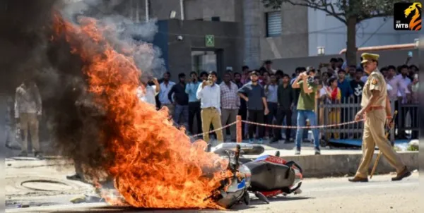 Noida Protest : पगारवाढीवरून सुरु असलेल्या कामगारांच्या आंदोलनाला हिंसक वळण, उत्तर प्रदेशमध्ये नेमकं काय घडलं?