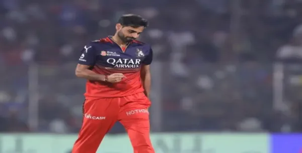 அதிரடி! பும்ரா, மலிங்காவையும் மிஞ்சிய சாதனை...! - ஐபிஎல் வரலாற்றில் 200 விக்கெட் கிளப்பில் நுழைந்த புவனேஷ்வர் குமார்...!