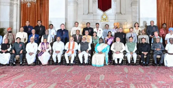 குடியரசு தலைவர் கையால் 'பத்ம விருதுகள்' வழங்கி கௌரவிக்கப்பட்ட தமிழ்நாட்டை சேர்ந்த 07 பேர்..!