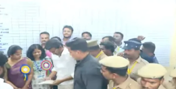 'அடடா.. என்ன ஒரு சிரிப்பு முகத்துல'; பெரம்பூரில் அபார வெற்றி;  வெற்றிச் சான்றிதழை பெற்றுக்கொண்ட விஜய்..!