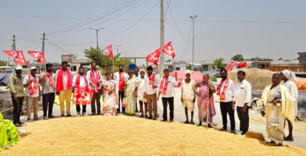 నిల్వ ఉన్న మక్కలు కొనుగోలు చేయాలి