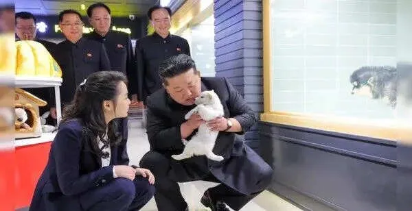 പെറ്റ് ഷോപ്പില്‍ കിം ജോങ് ഉൻ: ലോകശ്രദ്ധ നേടി ഉത്തരകൊറിയൻ ഭരണാധികാരിയുടെ 'മൃദുവായ' ഭാവം