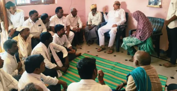 బాదిత కుటుంబాన్ని పరామర్శించిన మాజీ ఎమ్మెల్యే