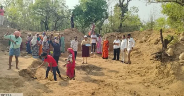 ఉపాధి హామీలో కూలీల సంఖ్య పెంచాలి: ఎంపీడీవో బాలకృష్ణ