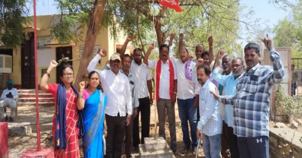 కార్మికులు తమ సమస్యల సాధనకు సంఘటితం కావాలి: చెలిమేల నర్సయ్య