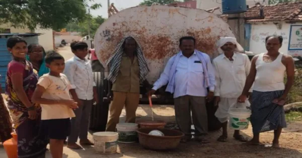 ట్యాంకర్ సాయంతో నీటి వసతిని కల్పించిన సర్పంచ్