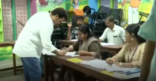 നേമം മണ്ഡലത്തില്‍ വോട്ട് രേഖപ്പെടുത്തി മോഹൻലാല്‍, ദിസ് ഈസ് മൈ മെസേജ്' എന്ന് ഡയലോഗ്