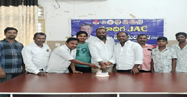 ఘనంగా డాక్టర్ పిడమర్తి రవి జన్మదిన వేడుకలు