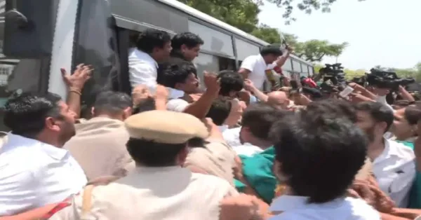 నీట్ రద్దు..NTA కార్యాలయం ఎదుట విద్యార్థుల ఆందోళన