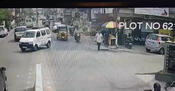 కూకట్పల్లిలో ఎలక్ట్రిక్ కారు బీభత్సం