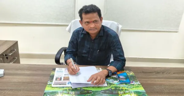 సెలవుపై వెళ్లిన మున్సిపల్ 'కమిషనర్' అంజయ్య