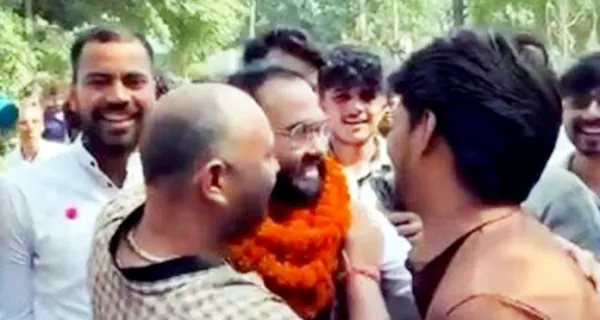 లైంగికదాడి నిందితుడికి ఘన స్వాగతం