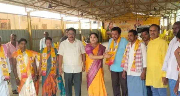 వైసీపీని వీడి టీడీపీలో చేరిన 50 కుటుంబాలు