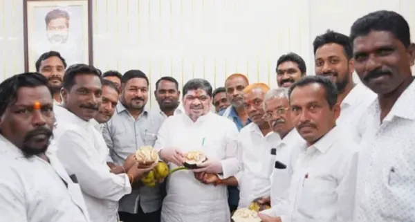 తాటి ముంజలతో గీతా కార్మికులు, ఆరోగ్యానికి మేలు అని విజ్ఞప్తి