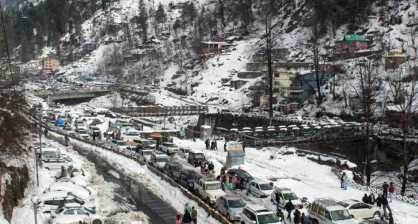 Manali Traffic Jam Sparks Debate on Overtourism in Himachal Pradesh