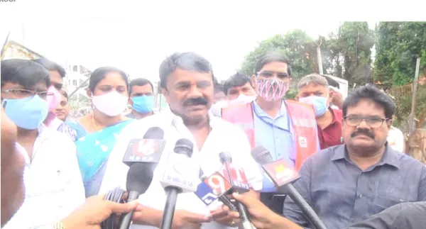 బేగంపేట నాలాలో పూడిక తొలగింపు పనులను పరిశీలించిన మంత్రి తలసాని