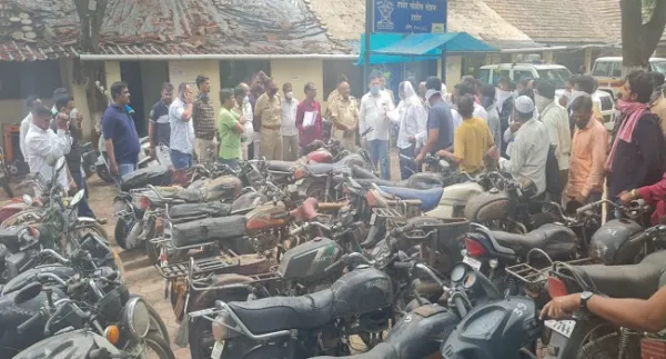 अखेर बेवारस वाहनांचा झाला लिलाव