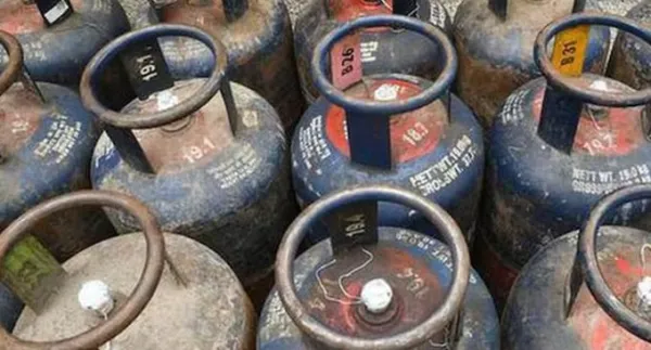 Gas Cylinders Become More Expensive: گیس سلنڈر مزید مہنگا: کمرشل ایل پی جی کی قیمت میں 993 روپے کا اضافہ، عام آدمی پر پھر مہنگائی کی مار