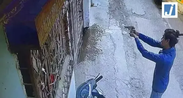 LIVE वीडियो: भाजपा नेता के घर पर ताबड़तोड़ फायरिंग, CCTV में कैद हुई वारदात