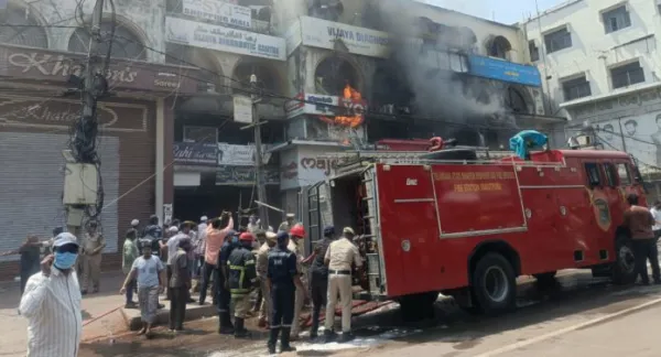పాతబస్తీ మదీనాలో భారీ అగ్నిప్రమాదం
