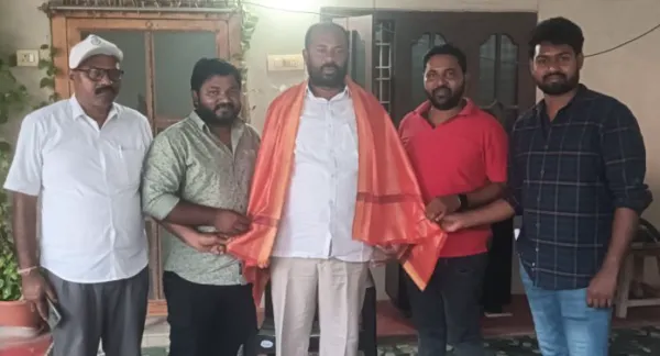 పిఏసీఎస్ చైర్మన్ మొండయ్యకు కాంగ్రెస్ నాయకుల సన్మానం