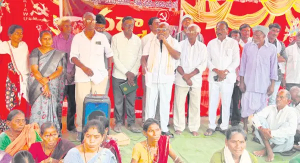 ఆదిలాబాద్ కలెక్టరేట్ ఎదుట ఉపాధి కూలీల ధర్నా