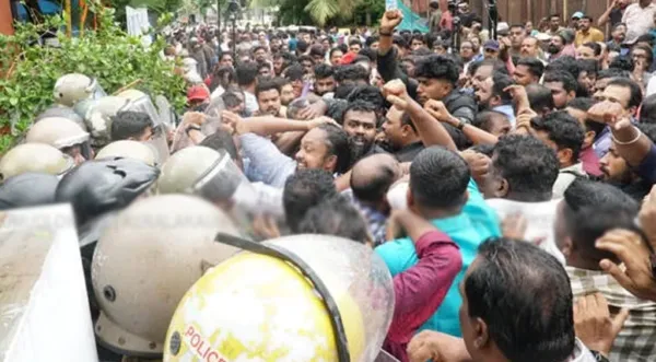 കണ്ണൂരിലും കോഴിക്കോടും റെയ്ഡ് അവസാനിച്ചു; ഉദ്യോഗസ്ഥരെ കൂകി വിളിച്ച്‌ പാര്‍ട്ടി പ്രവര്‍ത്തകര്‍