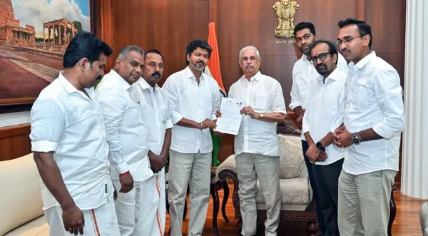 கவர்னர் அழைப்பு விடுக்காவிட்டால் உச்சநீதிமன்றம் செல்ல தவெக திட்டம்.. பாஜகவின் வழிகாட்டலில் கவர்னர் செயல்படுவாரா? திமுக போலவே கவர்னருடன் மோதல் போக்கை விஜய் கையில் எடுப்பாரா? கவர்னரை அனுசரித்து செல்வாரா? ஏகப்பட்ட கேள்விகள் மக்கள் மனதில்.