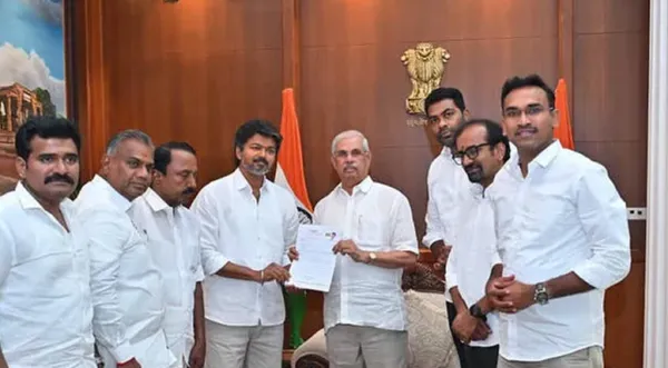 ഗവര്‍ണറെ കണ്ട് വിജയ്; തമിഴ്‌നാട്ടില്‍ സര്‍ക്കാര്‍ രൂപീകരണം ഉടൻ ഉണ്ടായേക്കും