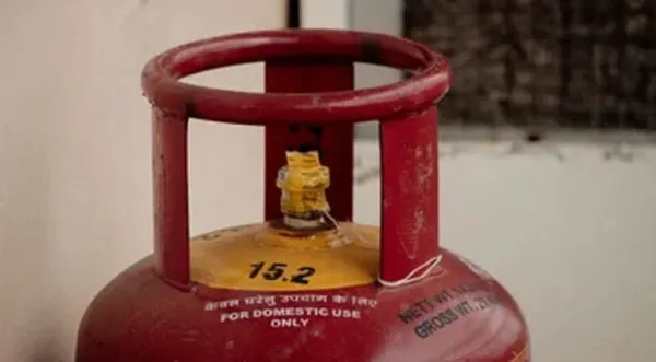 ഉപയോഗിക്കാത്ത പുതിയ ഗ്യാസ് സിലിണ്ടര്‍ പൊട്ടിത്തെറിച്ച്‌ വീട് തകര്‍ന്നു, അച്ഛനും മകനും പരിക്ക്