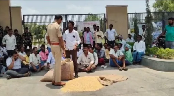 ధాన్యం పారబోసి కలెక్టరేట్ ఎదుట రైతుల ధర్నా..