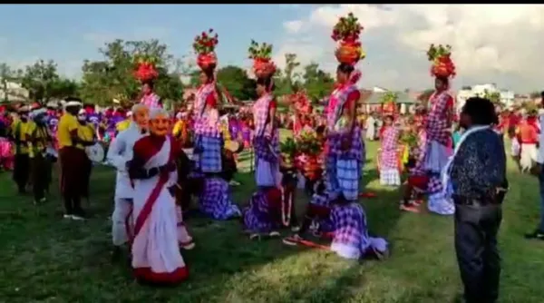 মালদহের হরিশ্চন্দ্রপুরে অনুষ্ঠিত হলো শতবর্ষ প্রাচীন আদিবাসী নৃত্য মেলা