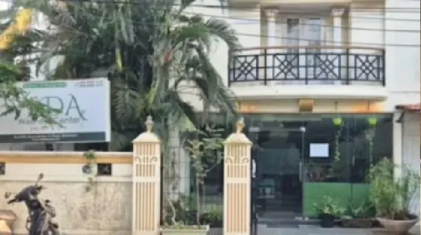 స్పా పేరుతో వ్యభిచారం: పోలీసులను చూసి యజమాని పరార్; 9 మంది యువతుల రక్షణ!