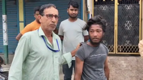 নির্মীয়মাণ বাড়ি থেকে রড চুরি, ওঁত পেতে ধরে ফেললেন মালিক