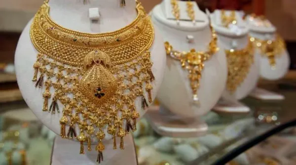 सोने का भाव आज 33,178 रुपये गिरा, चांदी में 62,035 रुपये की कमी, जानें नया रेट