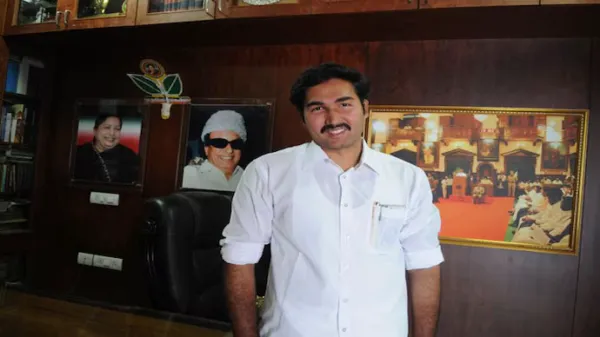 அதிமுக தென்சென்னை வேட்பாளர் ஜெயவர்த்தன் மீது வழக்குப்பதிவு