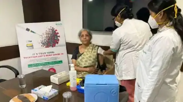 கொரோனா தடுப்பூசி போட்டு கொண்ட நிர்மலா சீதாராமன்!