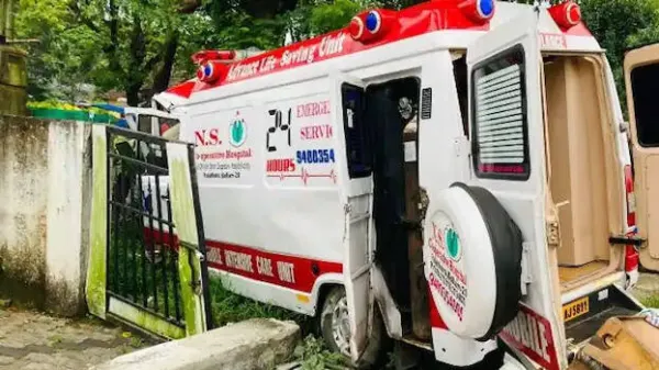 ആംബുലന്സ് അപകടത്തില്പ്പെട്ട് രോഗി മരിച്ചു; മൂന്ന് പേര്ക്ക് പരിക്ക്