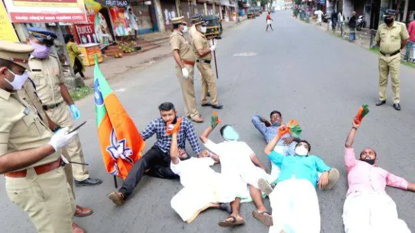 യുവമോര്‍ച്ച കിടപ്പ് സമരം