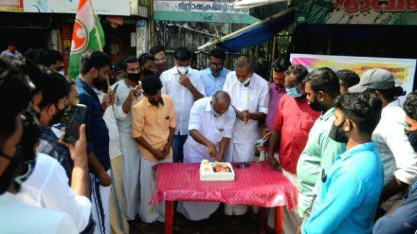 ഉമ്മന്‍ചാണ്ടിക്ക് അഭിവാദ്യം അര്‍പ്പിച്ച്‌ കോണ്‍ഗ്രസ് പ്രവര്‍ത്തകര്‍