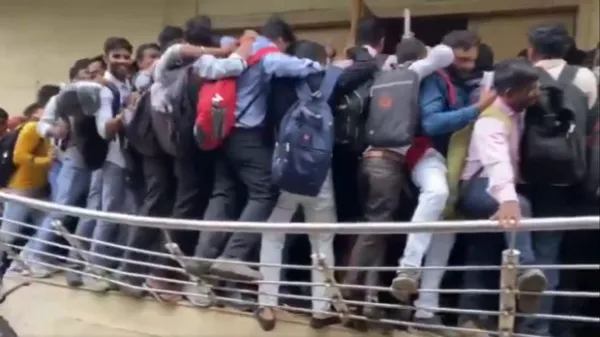 Video: 10 ಹುದ್ದೆಗೆ 1800 ಅರ್ಜಿ. ಸಂದರ್ಶನಕ್ಕಾಗಿ ಯುವಕರಿಂದ ನೂಕುನುಗ್ಗಲು, ಕಾಲ್ತುಳಿತ